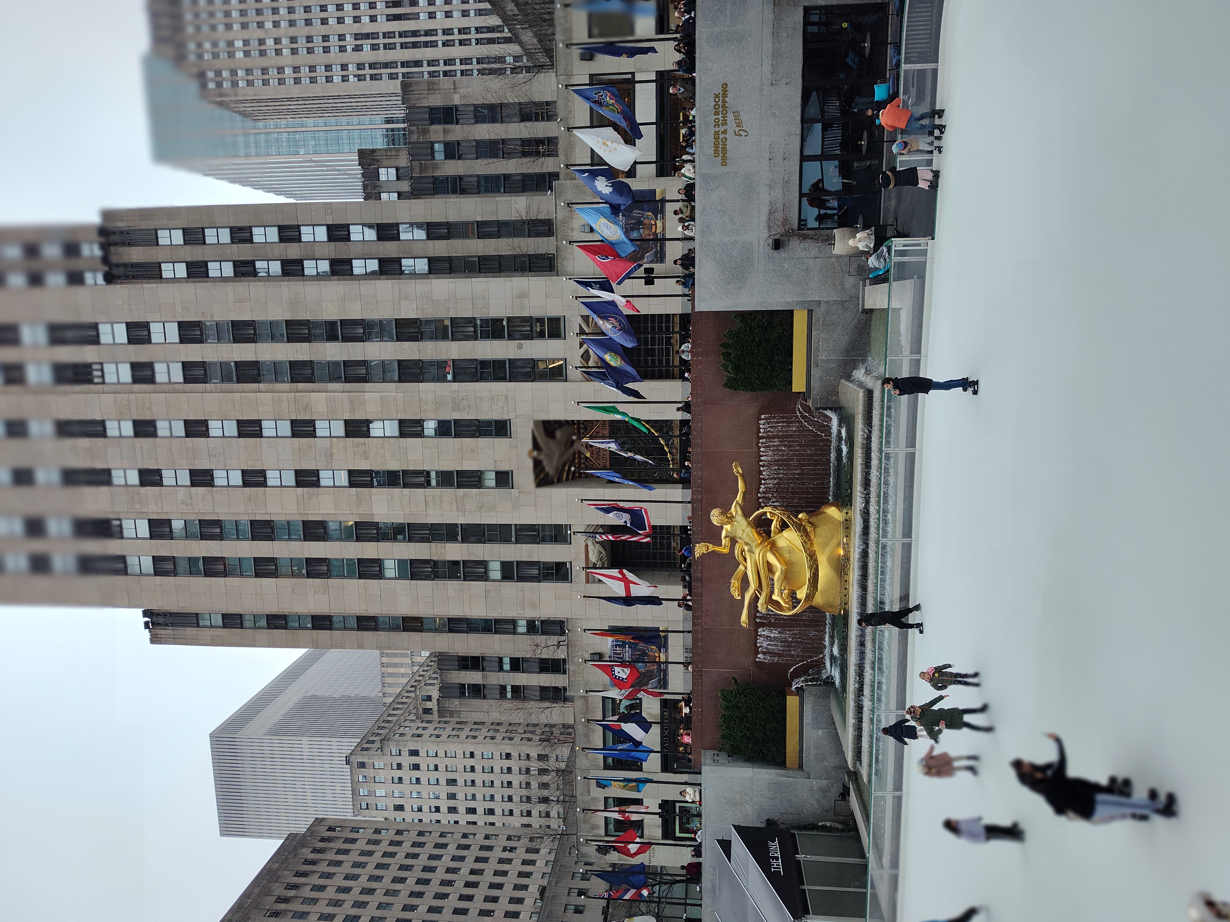 4 ロックフェラーセンターのスケートリンクと、金のオブジェ（昨季）.jpg