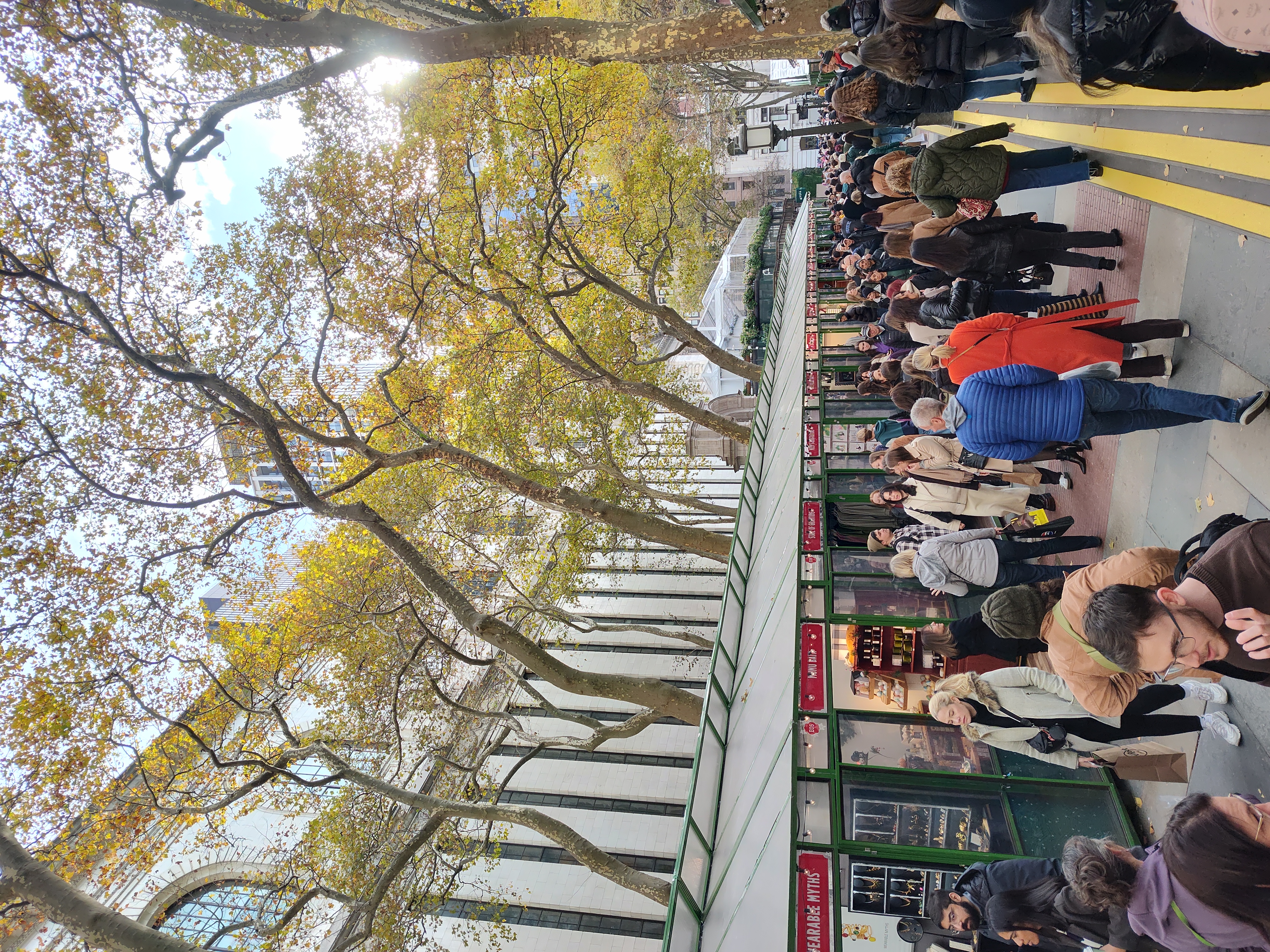 2 クリスマスにはまだ早いですが、ショップはどこも賑わっていました.jpg