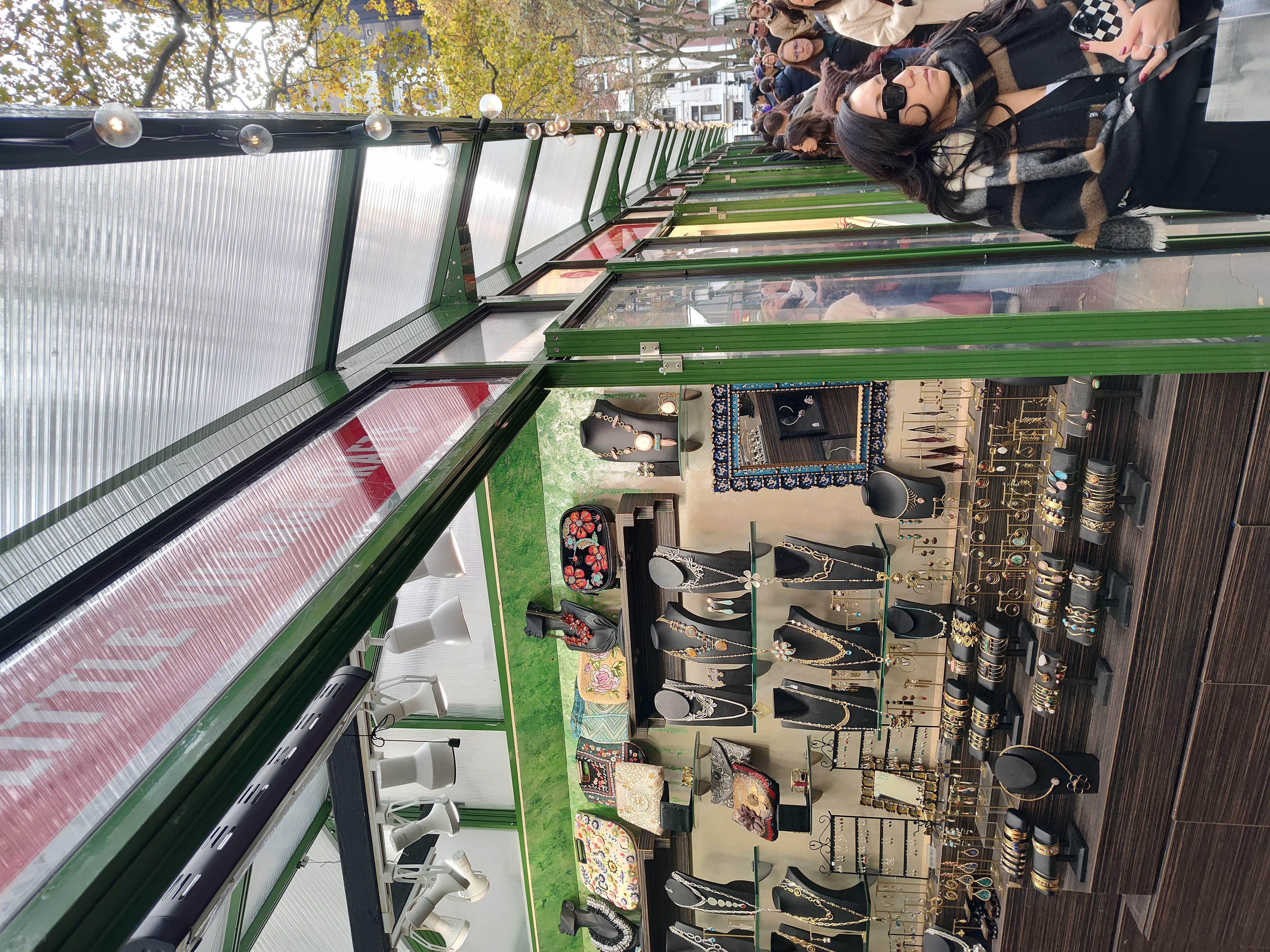 3 数は少ないですが、金などの宝飾品を売りショップも.jpg