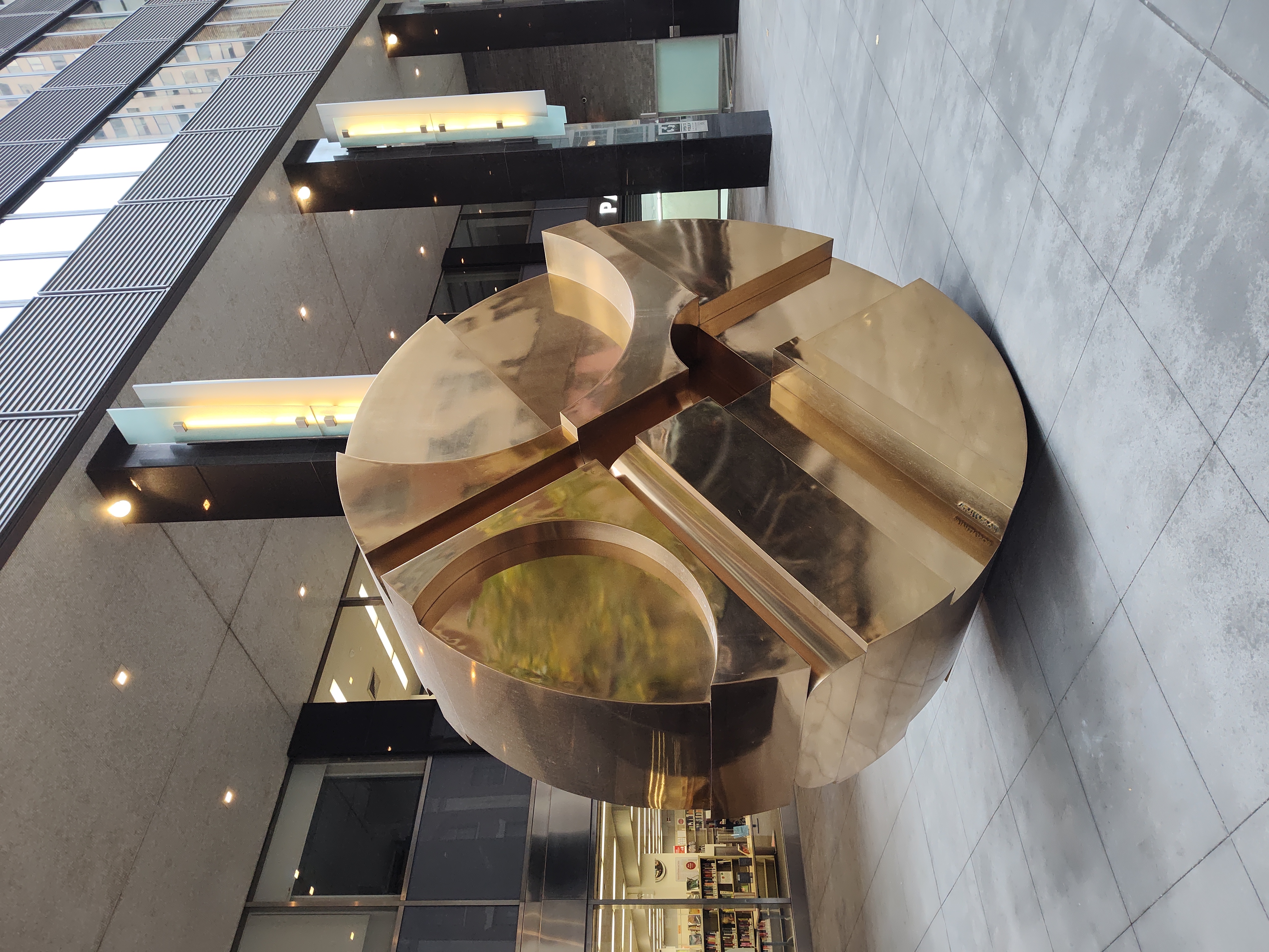 8 58丁目のイーストサイドにあった、不思議は金のオブジェ.jpg