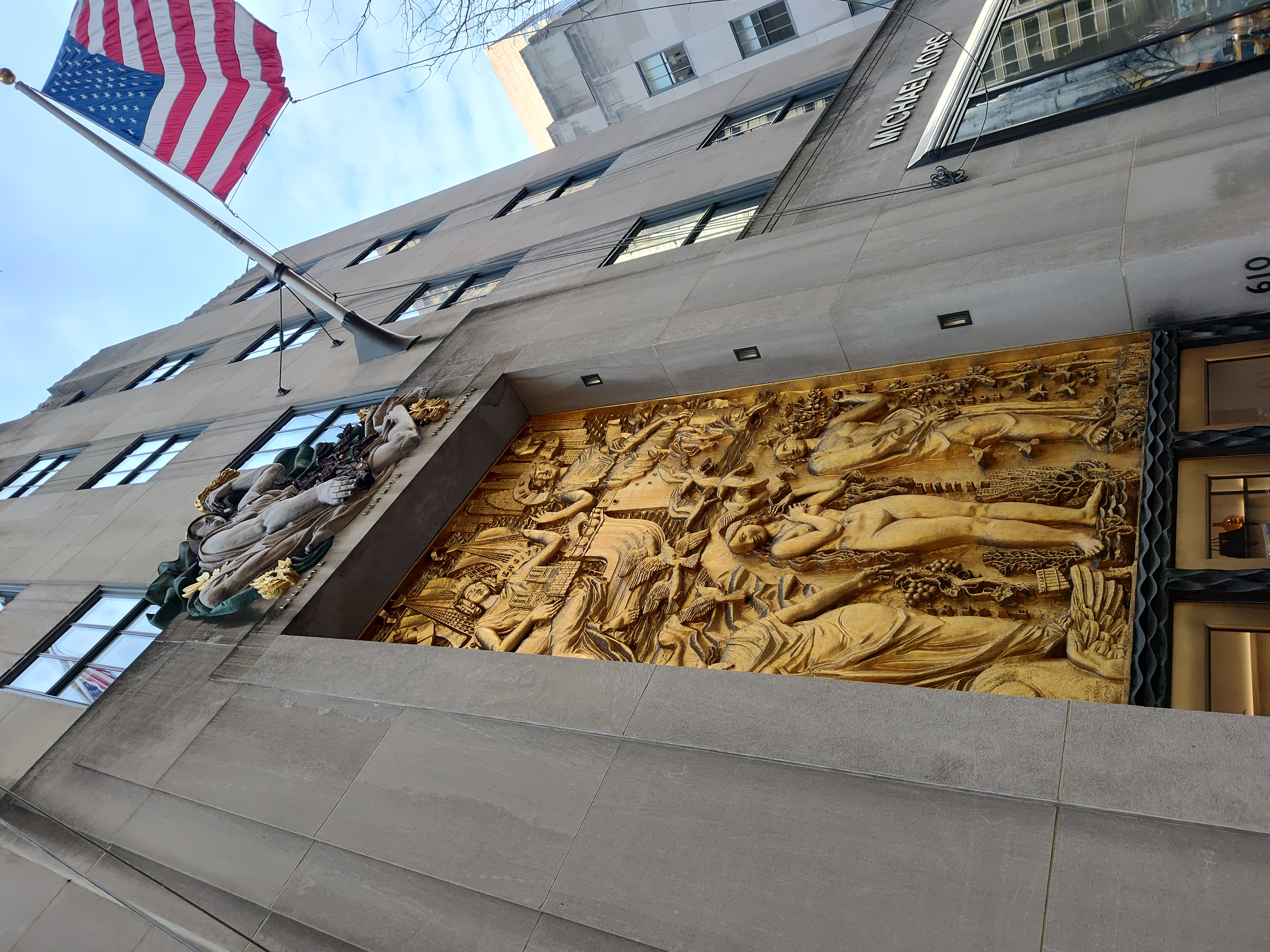 6 ロックフェラーセンター内のビルの正面の金装飾1.jpg